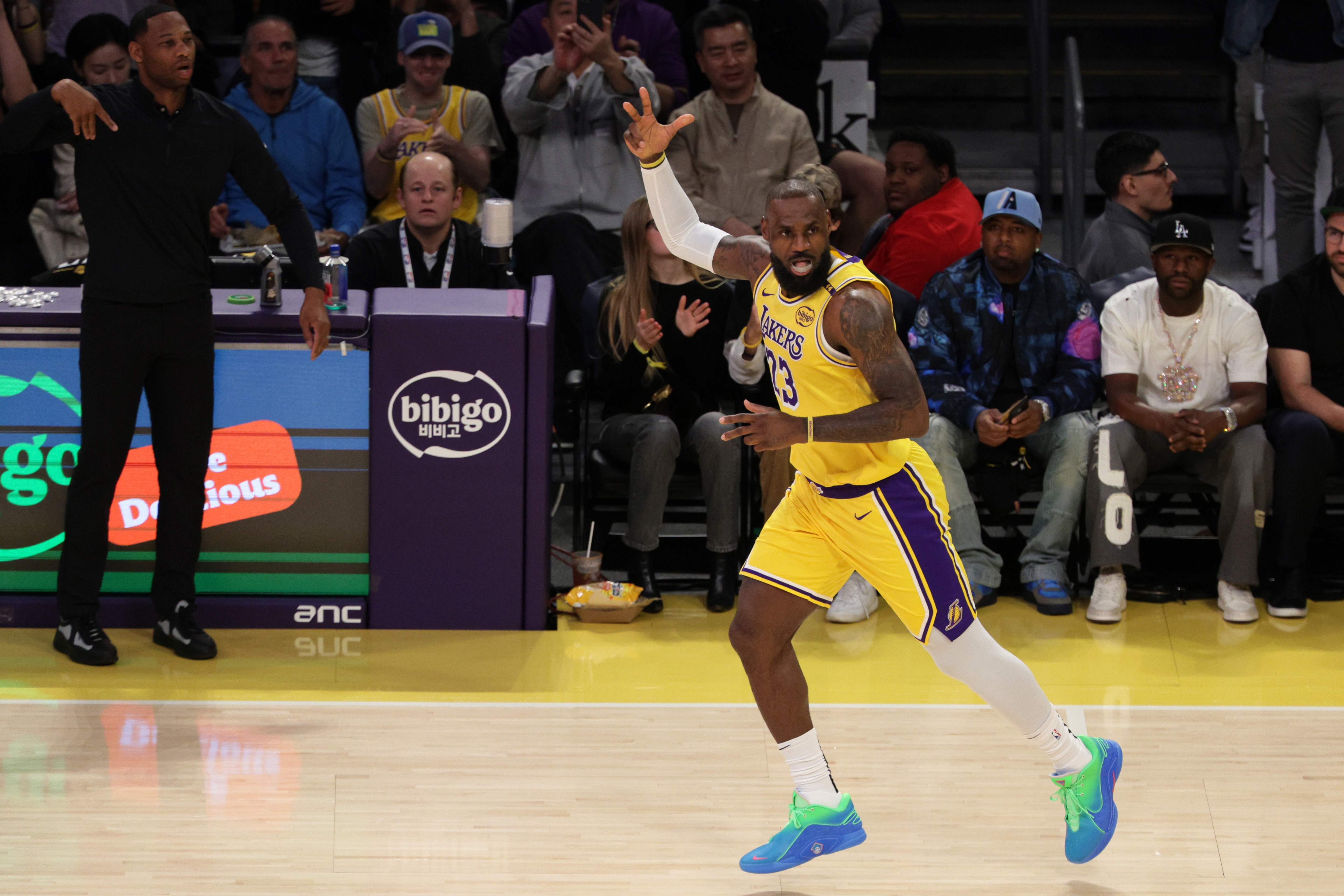 A-史密斯指控詹姆斯暗中损害其与同事利益 拒绝透露详情